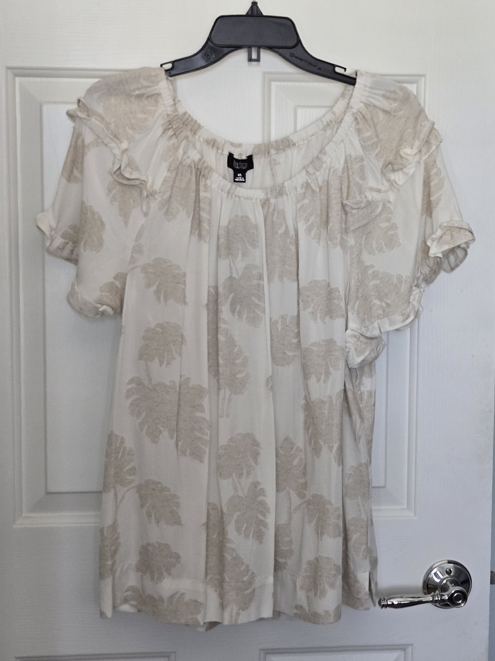 Slim Factor Investment Cream Leaf-Print Ruffle Sleeve Blouse